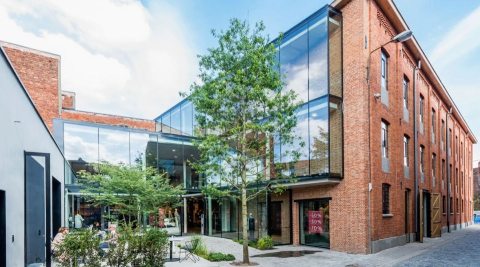 Het gebouw van La Bottega: rode baksteen van de oude stokerij met een glazen nieuwbouw